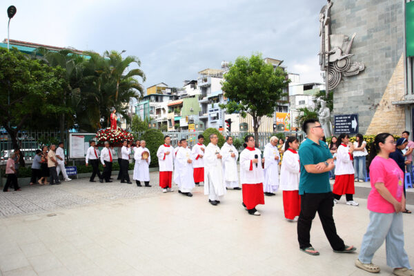 MỪNG TRỌNG THỂ LỄ THÁNH TÂM CHÚA GIÊSU, NGÀY TRUYỀN THỐNG CÁC HIỀN PHỤ GIÁO XỨ THÁNH ĐA MINH, BA CHUÔNG MỪNG TRỌNG THỂ LỄ THÁNH TÂM CHÚA GIÊSU, NGÀY TRUYỀN THỐNG CÁC HIỀN PHỤ GIÁO XỨ THÁNH ĐA MINH, BA CHUÔNG