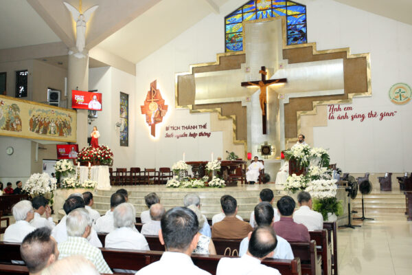 MỪNG TRỌNG THỂ LỄ THÁNH TÂM CHÚA GIÊSU, NGÀY TRUYỀN THỐNG CÁC HIỀN PHỤ GIÁO XỨ THÁNH ĐA MINH, BA CHUÔNG MỪNG TRỌNG THỂ LỄ THÁNH TÂM CHÚA GIÊSU, NGÀY TRUYỀN THỐNG CÁC HIỀN PHỤ GIÁO XỨ THÁNH ĐA MINH, BA CHUÔNG