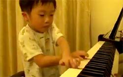 Video: Bốn tuổi chơi piano giỏi