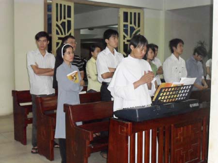 Sinh viên hiệp dâng lễ tại từ đường Giáo xứ