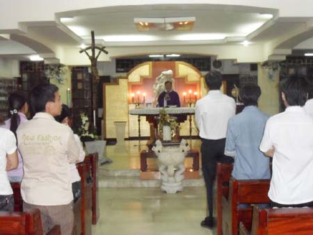 Sinh viên hiệp dâng lễ tại từ đường Giáo xứ