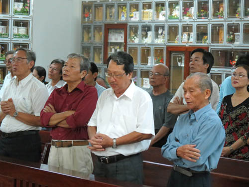 CĐ Thánh Gia cầu nguyện cho các ca viên và thân nhân