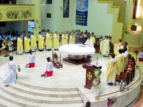 Thánh lễ tạ ơn tân linh mục và vĩnh khấn