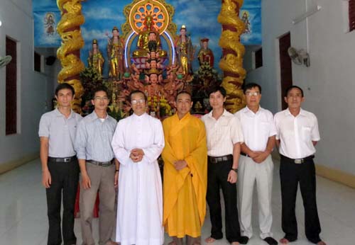Phái đoàn Tu viện - Giáo xứ Đaminh mừng lễ Phật Đản