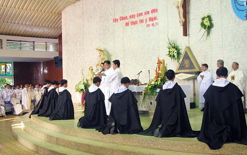 Giáo xứ đón mừng các tu sĩ mới tuyên khấn
