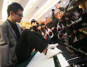 Lưu Vệ : Nghệ sĩ dương cầm cụt tay