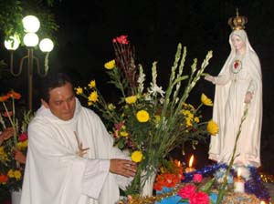 Giáo xứ Bông Trang dâng hoa kính Mẹ