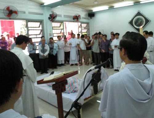Hình ảnh cha Đỗ Chung về với Tu Viện - Giáo xứ