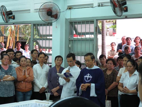 Video: Thánh lễ và nghi thức tẩm liệm cha Giuse Đỗ Văn Chung