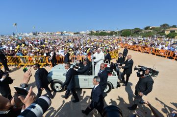Đức Giáo Hoàng không dùng xe chống đạn tại Brazil